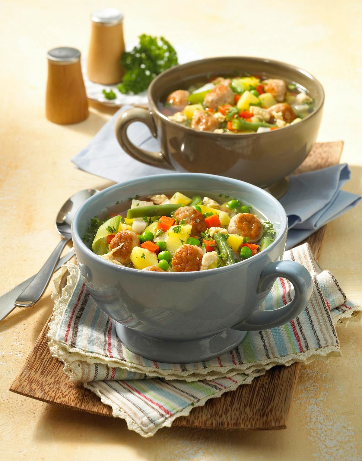 Klare Gemüsesuppe mit Fleischklößchen Rezept
