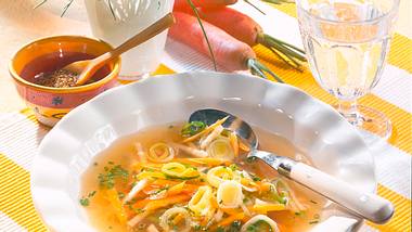 Klare Gemüsesuppe mit Suppengrün Rezept - Foto: Maass