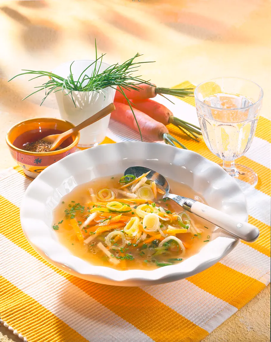 Klare Gemüsesuppe mit Suppengrün Rezept