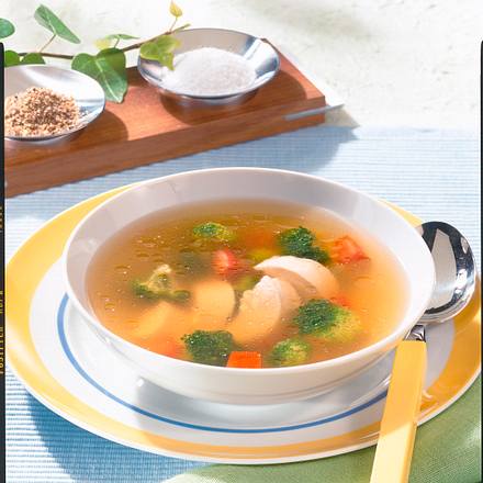 Klare Hühnersuppe mit Broccoli und Tomate Rezept