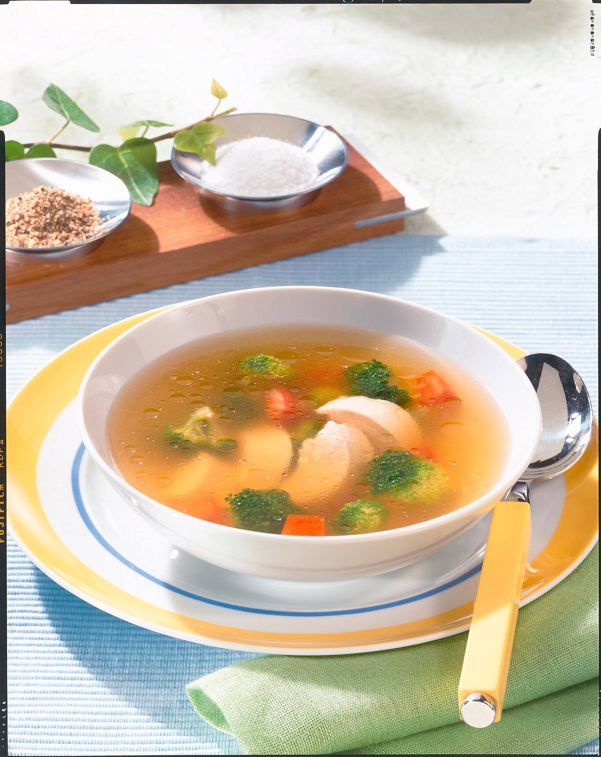 Klare Hühnersuppe mit Broccoli und Tomate Rezept