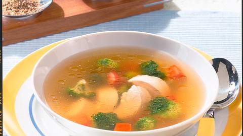 Klare Hühnersuppe mit Broccoli und Tomate Rezept - Foto: Sun