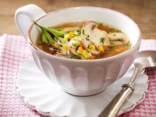 Klare Pilz-Gemüse-Suppe Rezept | LECKER