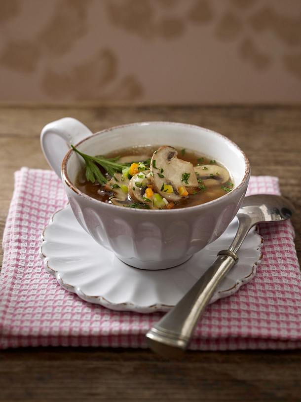 Klare Pilz-Gemüse-Suppe Rezept | LECKER