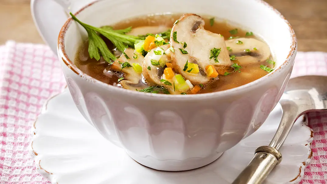 Klare Pilz-Gemüse-Suppe Rezept - Foto: LECKER @ Bauer Media Group Klare Pilz-Gemüse-Suppe Rezept - Foto: LECKER @ Bauer Media Group