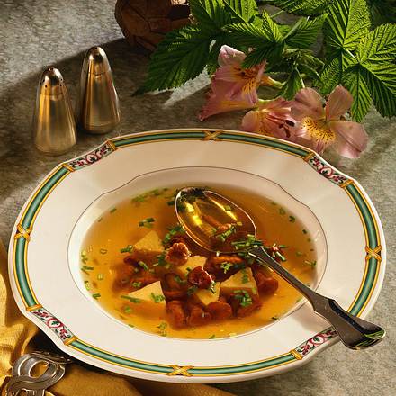 Klare Pilzsuppe mit Eierstich Rezept Klare Pilzsuppe mit Eierstich Rezept