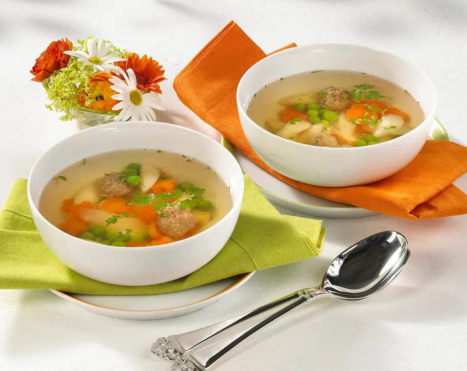 Klare Spargelsuppe mit Fleischklößchen Rezept Klare Spargelsuppe mit Fleischklößchen Rezept