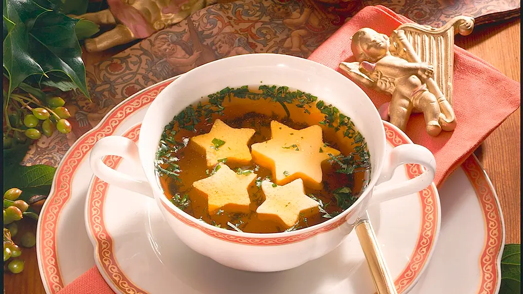 Klare Suppe mit Eierstich-Sternen Rezept - Foto: LECKER @ Bauer Media Group