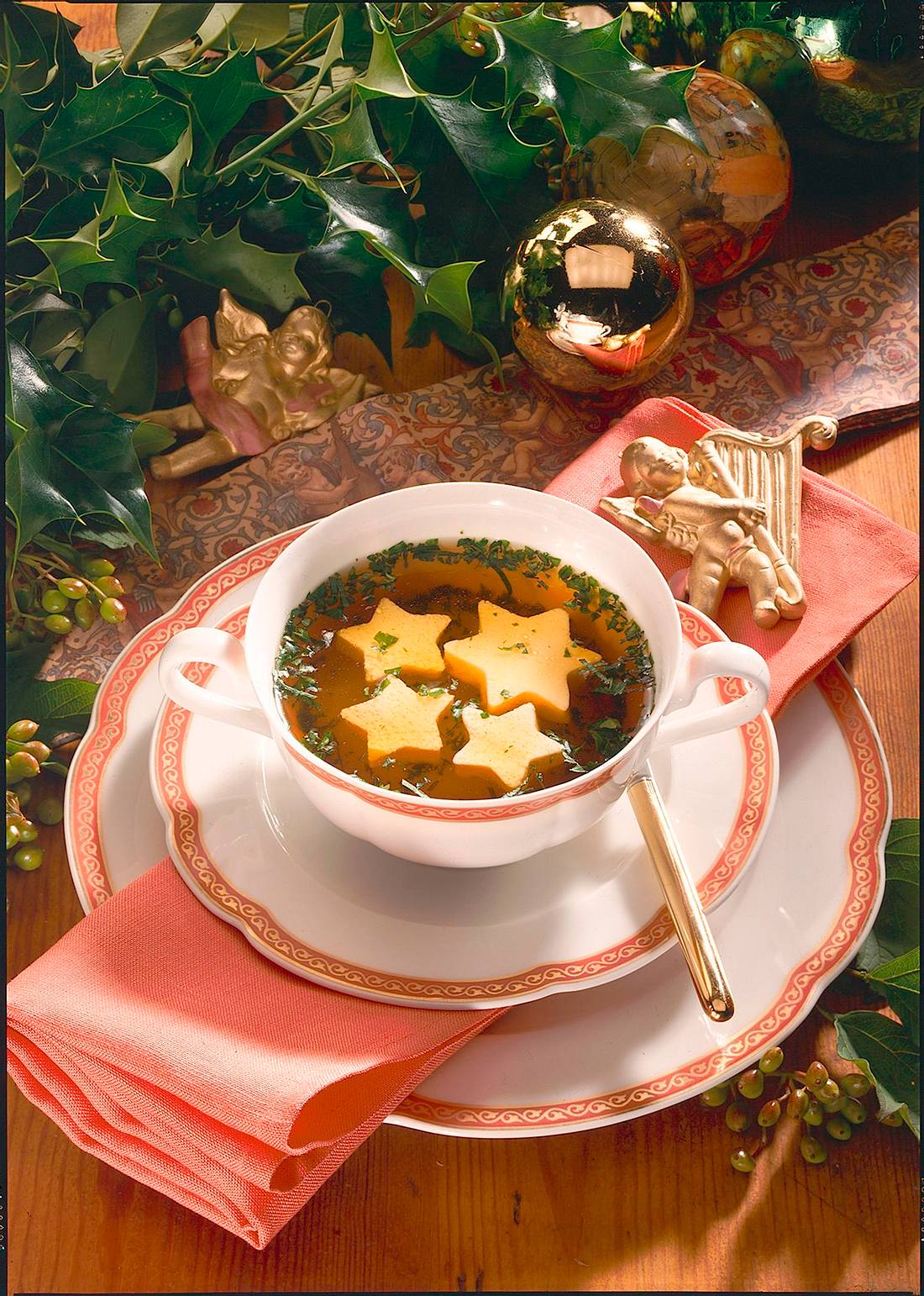 Klare Suppe mit Eierstich-Sternen Rezept | LECKER