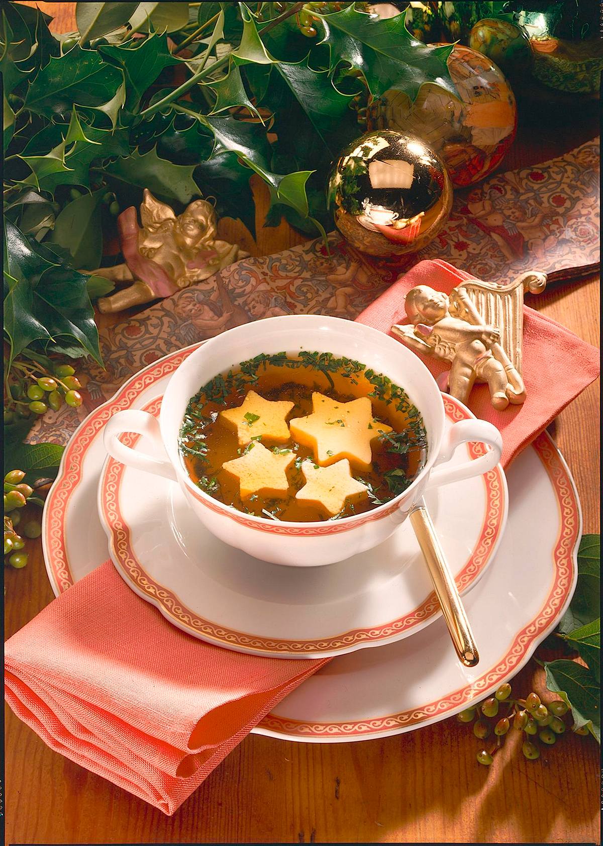 Klare Suppe mit Eierstich-Sternen Rezept