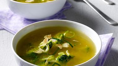 Klare Suppe mit Porree, Broccoli, Mandeln und Curry Rezept - Foto: House of Food / Bauer Food Experts KG