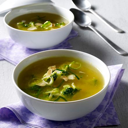 Klare Suppe mit Porree, Broccoli, Mandeln und Curry Rezept Klare Suppe mit Porree, Broccoli, Mandeln und Curry Rezept