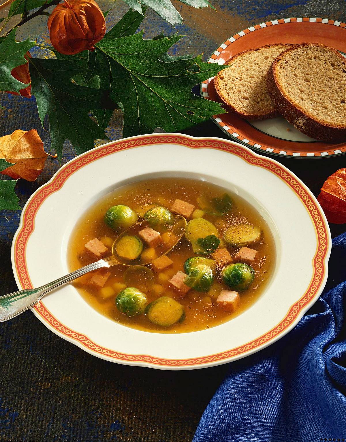 Klare Suppe mit Rosenkohl und Kartoffelstückchen Rezept