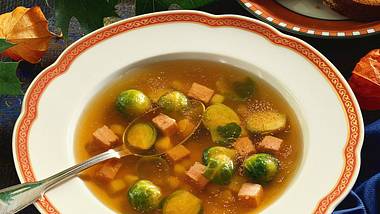 Klare Suppe mit Rosenkohl und Kartoffelstückchen Rezept - Foto: Horn