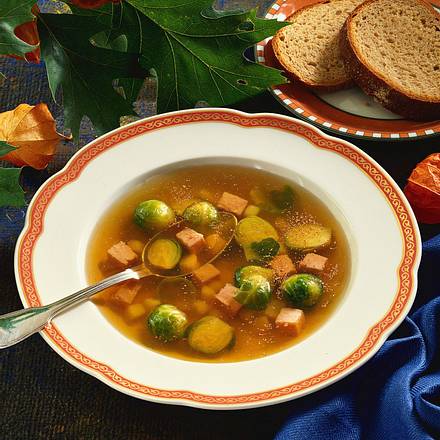 Klare Suppe mit Rosenkohl und Kartoffelstückchen Rezept Klare Suppe mit Rosenkohl und Kartoffelstückchen Rezept