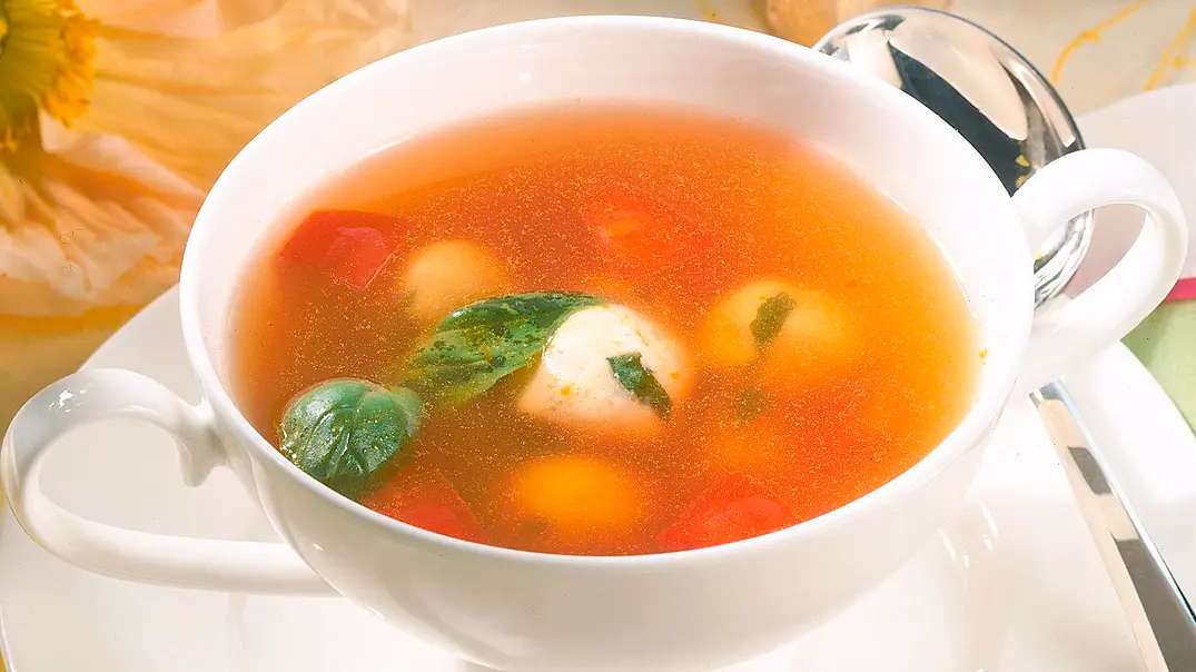 Klare Tomatensuppe mit Basilikumklößchen Rezept - Foto: LECKER @ Bauer Media Group Klare Tomatensuppe mit Basilikumklößchen Rezept - Foto: LECKER @ Bauer Media Group