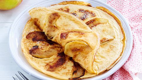 Klassische Apfelpfannkuchen auf einem Teller - Foto: House of Food / Bauer Food Experts KG