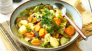 Klassische Gemüsesuppe nach Omas Rezept - Foto: LECKER @ Bauer Media Group Klassische Gemüsesuppe nach Omas Rezept - Foto: LECKER @ Bauer Media Group