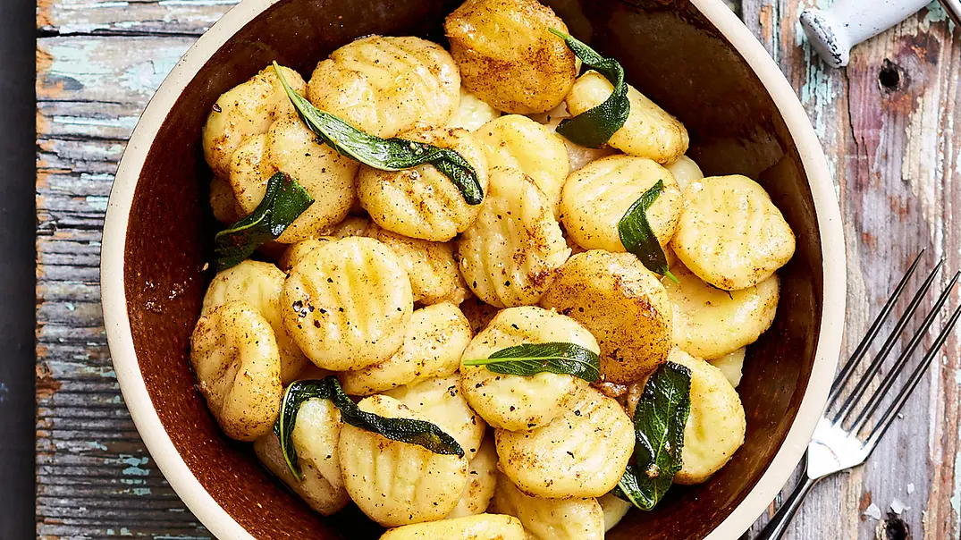 Klassische Gnocchi mit Salbei Rezept - Foto: LECKER @ Bauer Media Group Klassische Gnocchi mit Salbei Rezept - Foto: LECKER @ Bauer Media Group