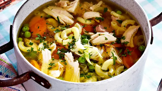 Klassische Hühnersuppe mit Nudeln und Gemüse in einem alten silbernen Kochtopf - Foto: LECKER @ Bauer Media Group