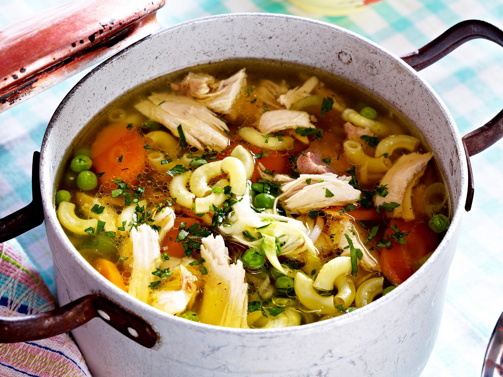 Hühnersuppe - das klassische Rezept Rezept | LECKER