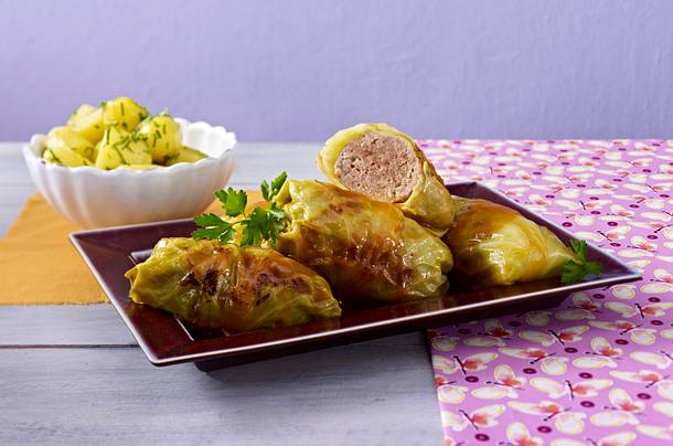 Klassische Kohlroulade mit Petersilie-Kartoffeln Rezept Klassische Kohlroulade mit Petersilie-Kartoffeln Rezept