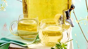 Klassische Maibowle mit Waldmeister - Foto: House of Food / Bauer Food Experts KG