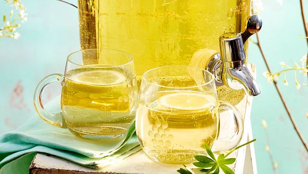 Klassische Maibowle mit Waldmeister - Foto: House of Food / Bauer Food Experts KG