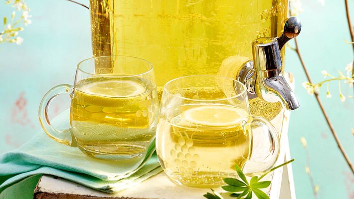 Klassische Maibowle mit Waldmeister - Foto: House of Food / Bauer Food Experts KG