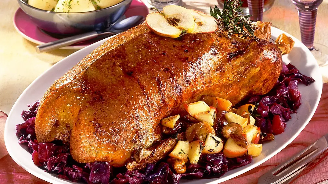 Klassische Martinsgans mit Rotkohl und Klößen Rezept - Foto: LECKER @ Bauer Media Group Klassische Martinsgans mit Rotkohl und Klößen Rezept - Foto: LECKER @ Bauer Media Group