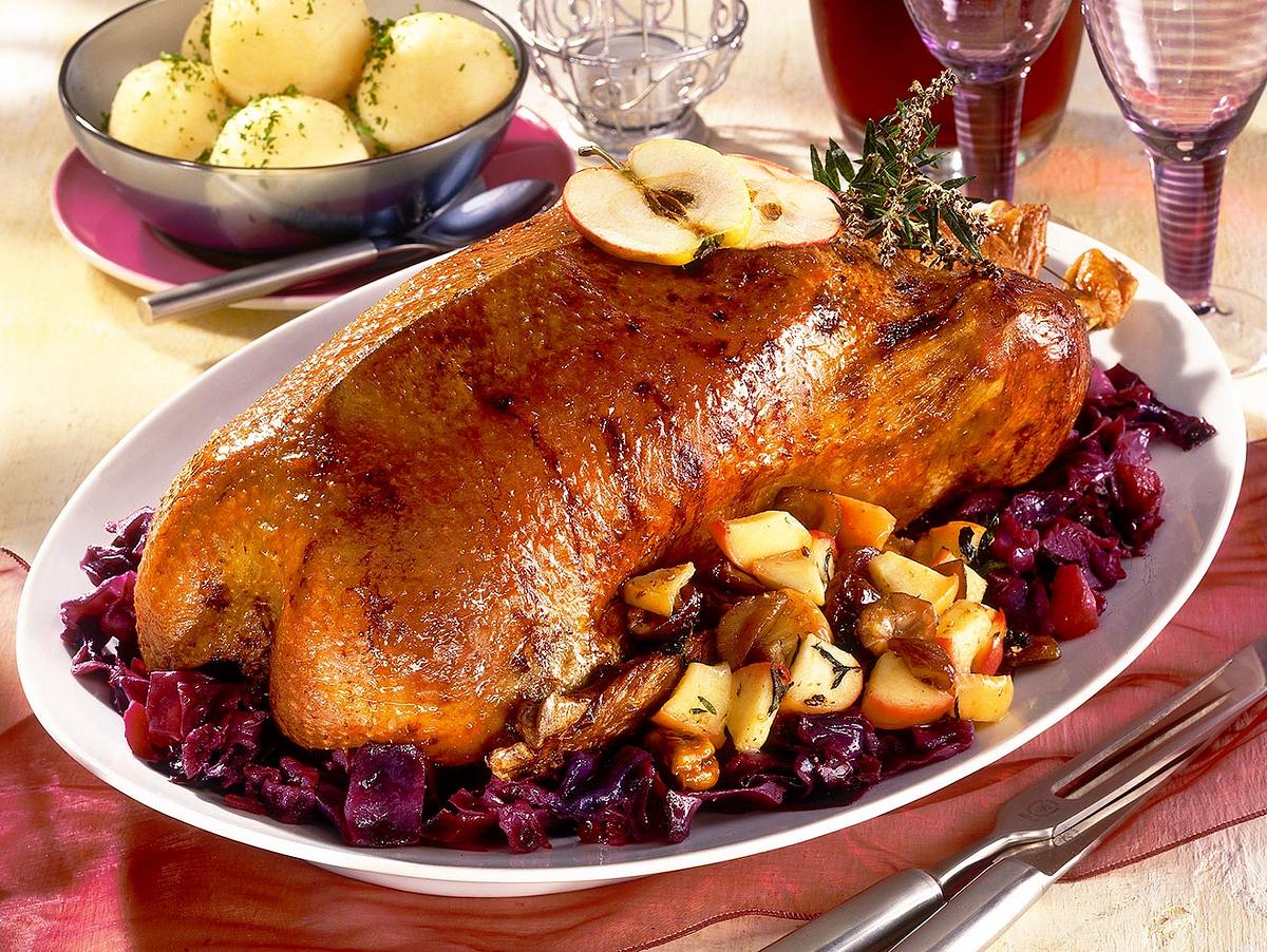 Klassische Martinsgans mit Rotkohl und Klößen Rezept