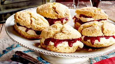 Klassische Scones mit Clotted Cream und Konfitüre Rezept - Foto: LECKER @ Bauer Media Group