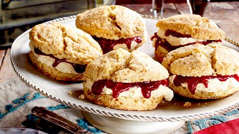 Klassische Scones mit Clotted Cream und Konfitüre Rezept - Foto: House of Food / Bauer Food Experts KG