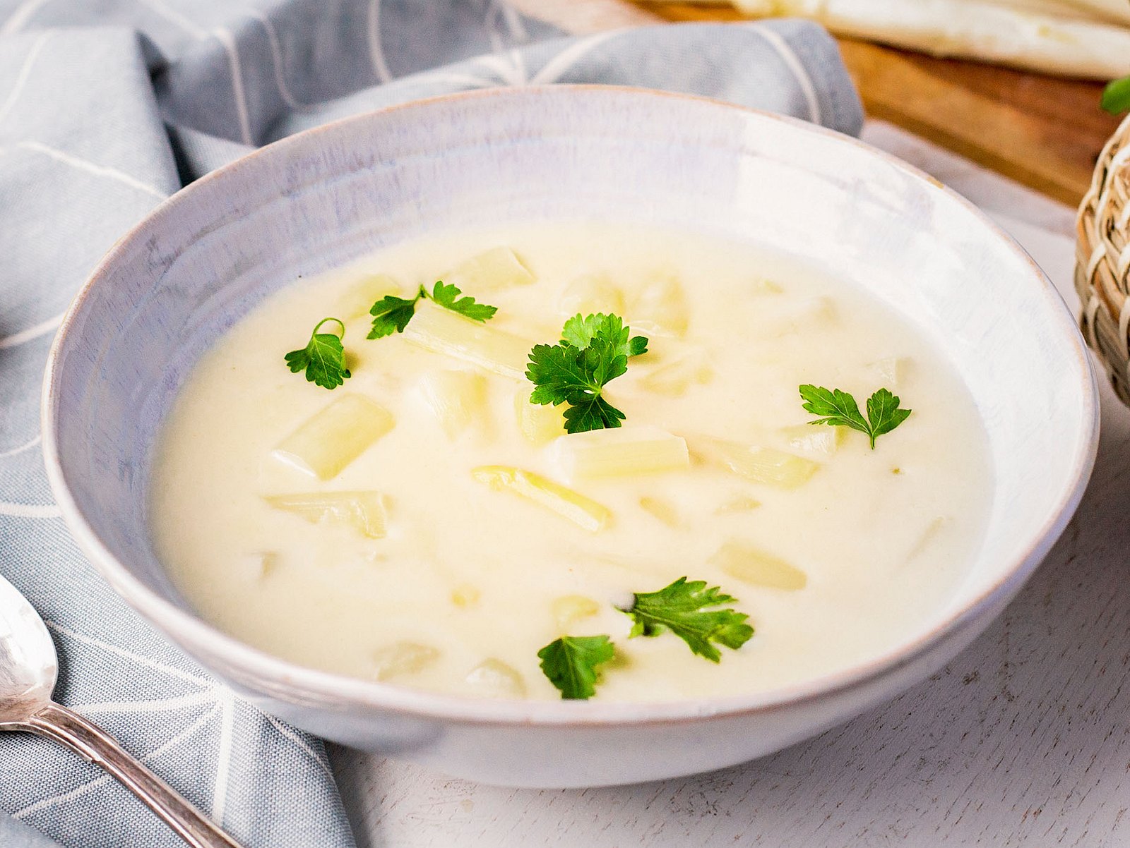 Klassische Spargelcremesuppe - das einfache Grundrezept | LECKER