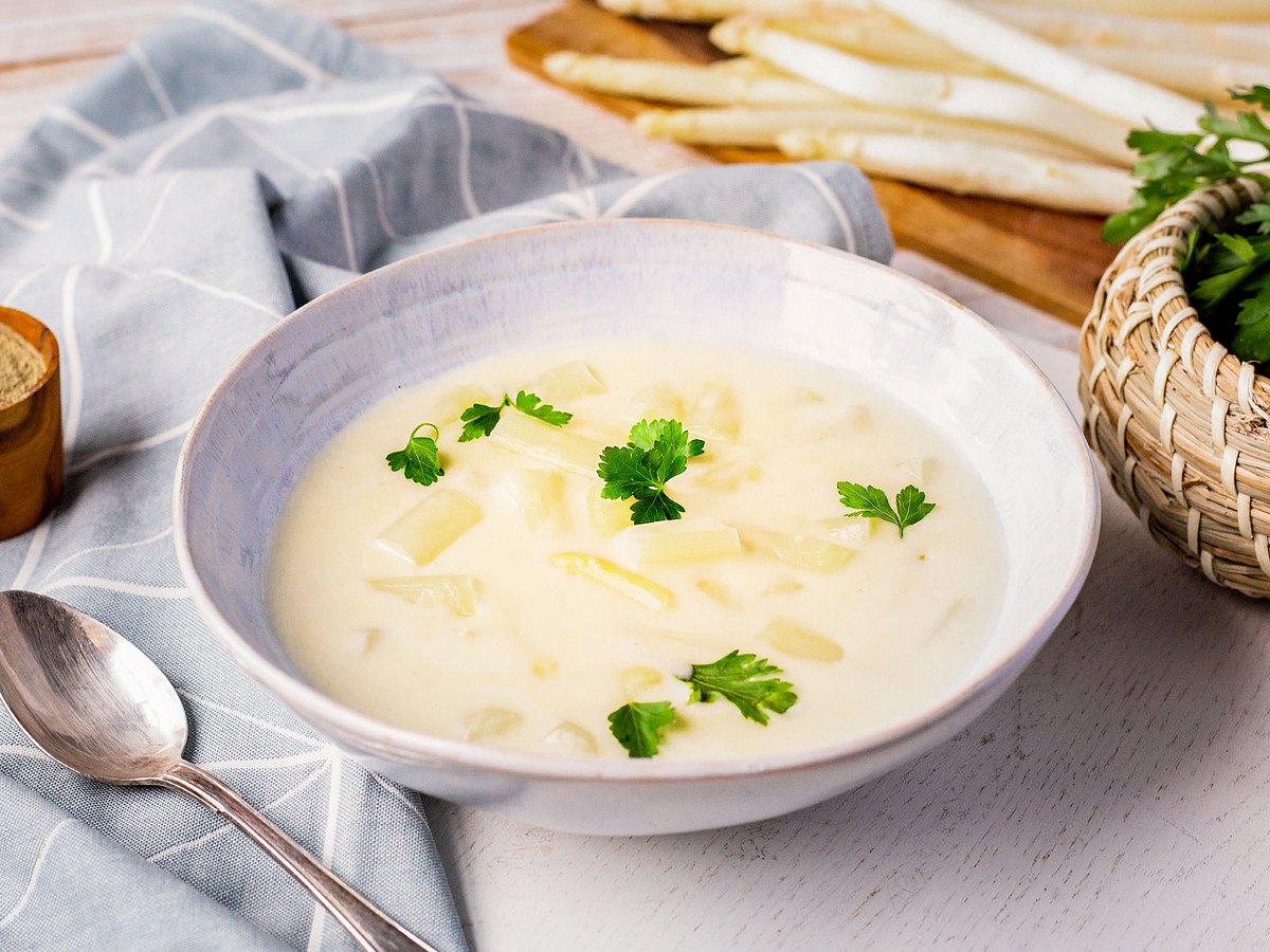 Klassische Spargelcremesuppe - das einfache Grundrezept | LECKER