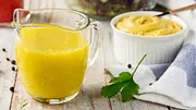Klassische Vinaigrette in einer Glas-Sociere. Schale mit Senf im Hintergrund. Pfefferkörner und Kräuter liegen ringsherum. - Foto: LECKER @ Bauer Media Group