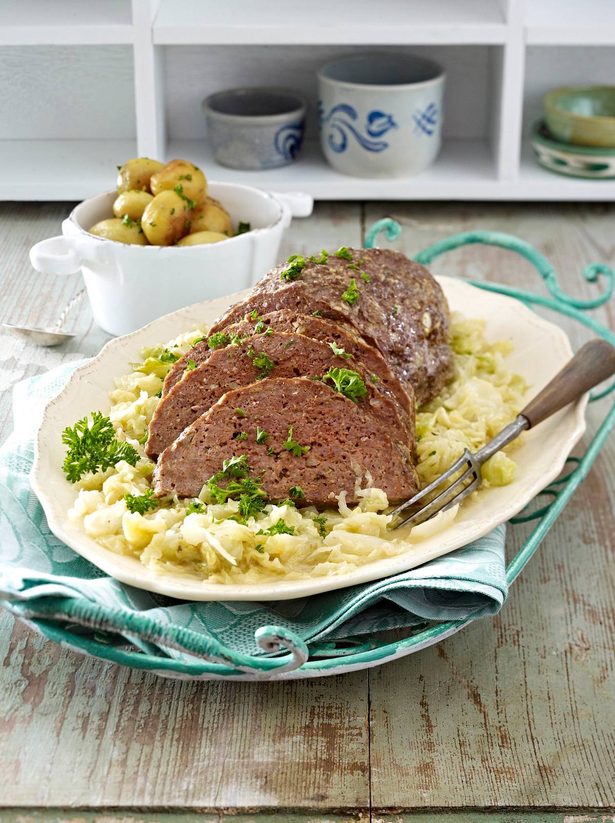 Klassischer Hackbraten mit Butterwirsing und Röstkartoffeln Rezept