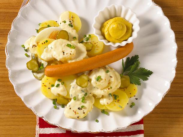 Klassischer Kartoffelsalat mit Würstchen