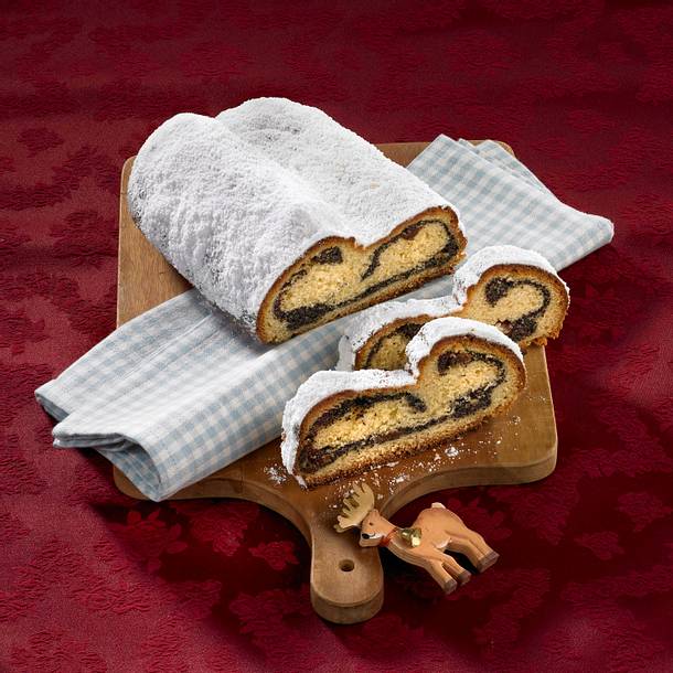 Klassischer Mohnstollen mit Rosinen und Haselnüssen Rezept Klassischer Mohnstollen mit Rosinen und Haselnüssen Rezept