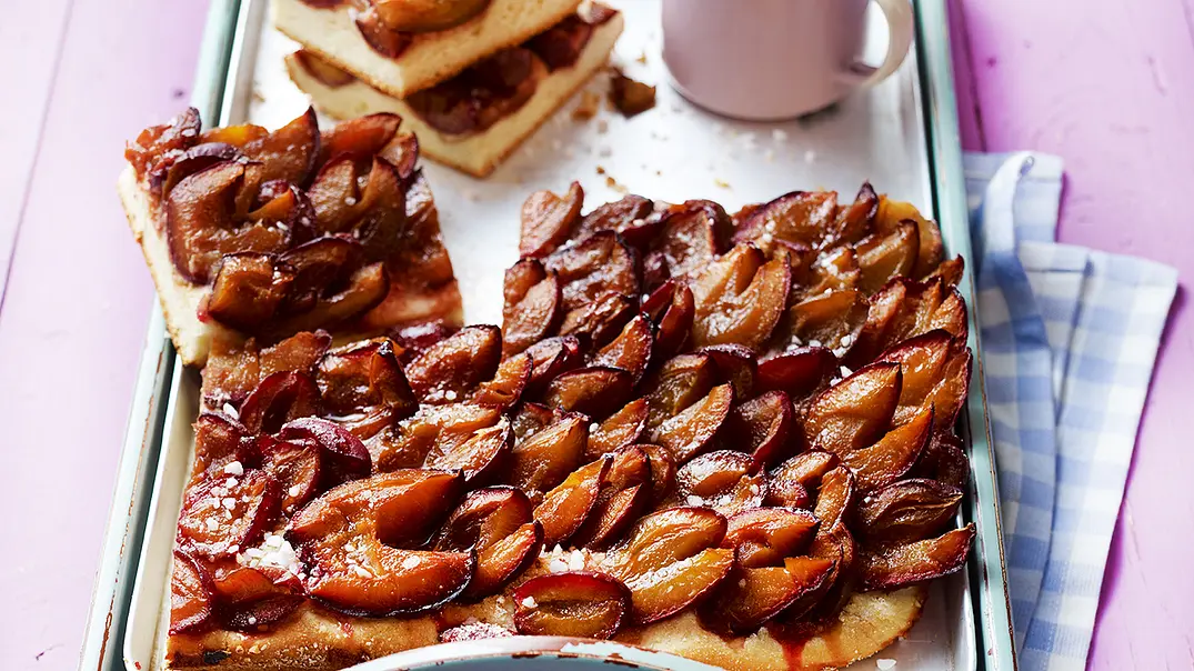 Klassischer Pflaumenkuchen vom Blech Rezept - Foto: LECKER @ Bauer Media Group Klassischer Pflaumenkuchen vom Blech Rezept - Foto: LECKER @ Bauer Media Group