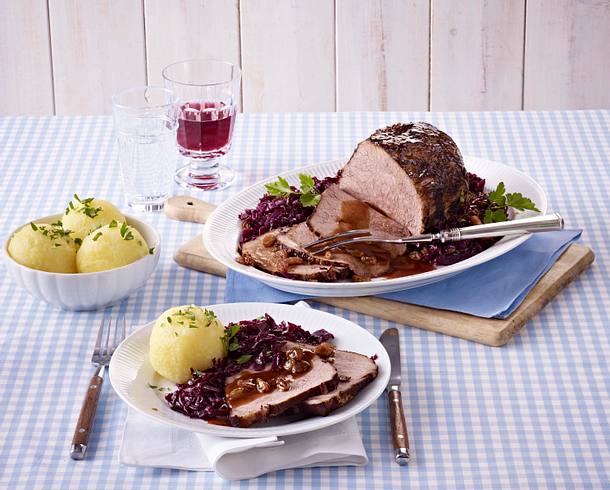 Klassischer Sauerbraten mit Rotkohl und Klößen Rezept Klassischer Sauerbraten mit Rotkohl und Klößen Rezept