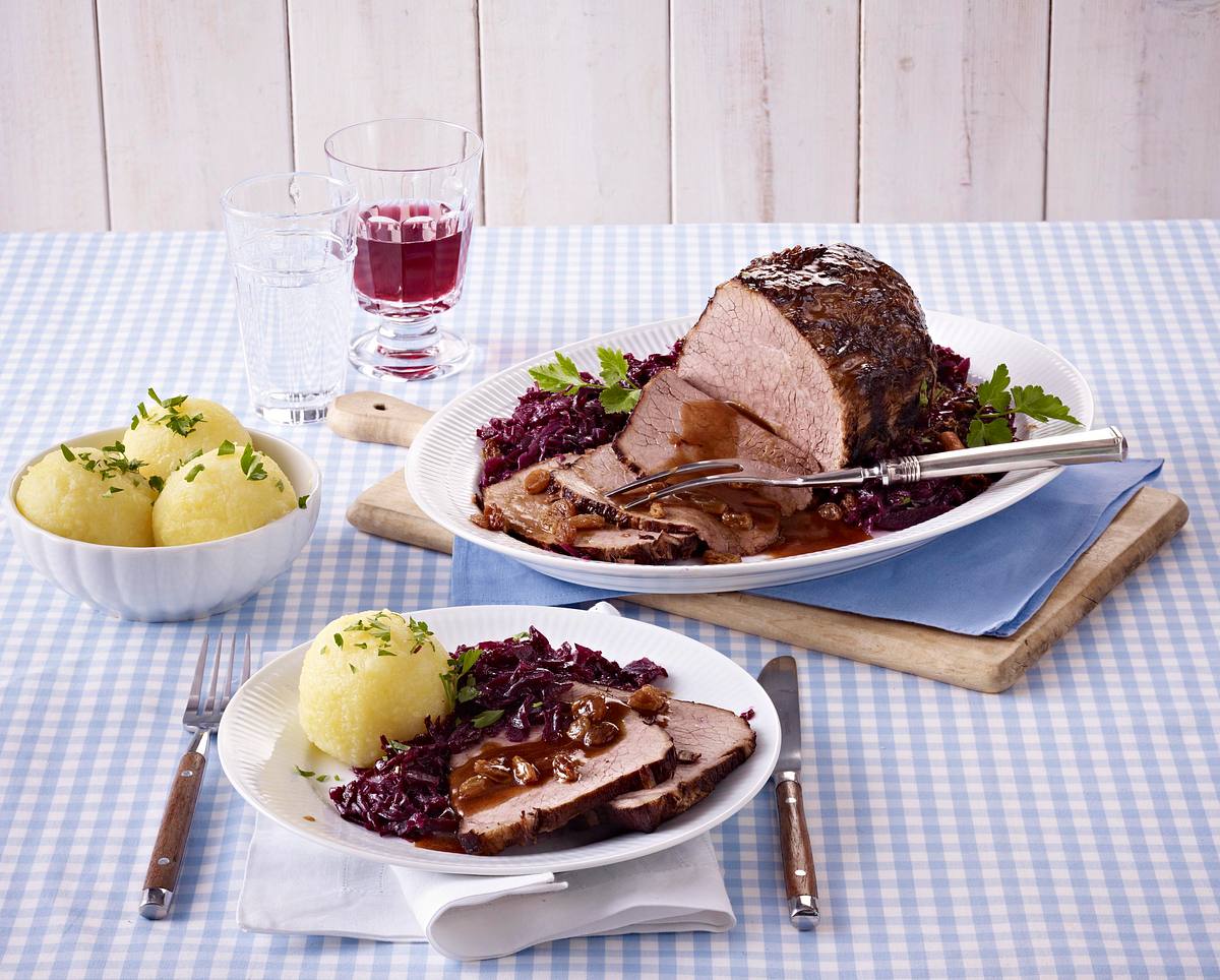 Klassischer Sauerbraten mit Rotkohl und Klößen Rezept