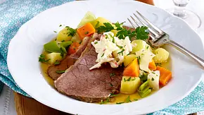 Klassischer Tafelspitz mit Bouillongemüse und Apfel-Meerrettich-Kren Rezept - Foto: LECKER @ Bauer Media Group Klassischer Tafelspitz mit Bouillongemüse und Apfel-Meerrettich-Kren Rezept - Foto: LECKER @ Bauer Media Group