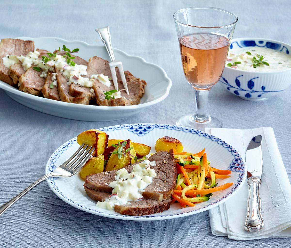 Klassischer Tafelspitz mit Meerrettich-Apfel-Soße, Möhren-Zucchini-Julienne und gerösteten Kartoffelspalten Rezept