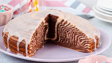 Klassischer Zebrakuchen Rezept - Foto: ShowHeroes für LECKER @ Bauer Media Group