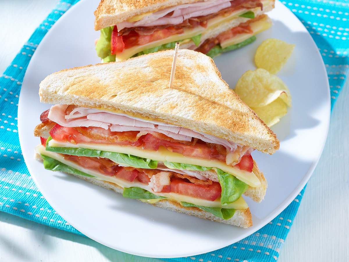 Klassisches Club-Sandwich mit Chips Rezept