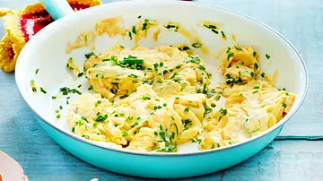 Klassisches Rührei mit Schnittlauch Rezept - Foto: LECKER @ Bauer Media Group Klassisches Rührei mit Schnittlauch Rezept - Foto: LECKER @ Bauer Media Group