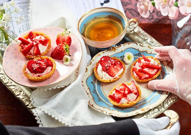 Klatsch-&-Tratsch-Törtchen mit Erdbeeren Rezept