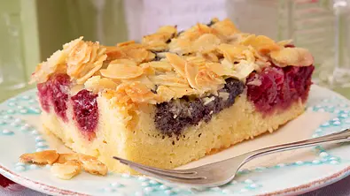 Kleckselkuchen mit Mohn und Kirschen Rezept - Foto: LECKER @ Bauer Media Group