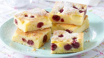 Kleckselkuchen mit Pudding & Kirschen Rezept - Foto: LECKER @ Bauer Media Group